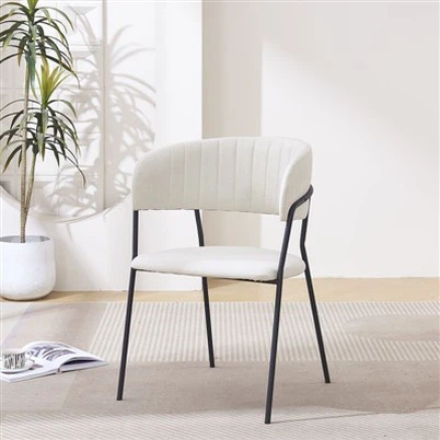 Chaise avec dossier incurvé et moelleux